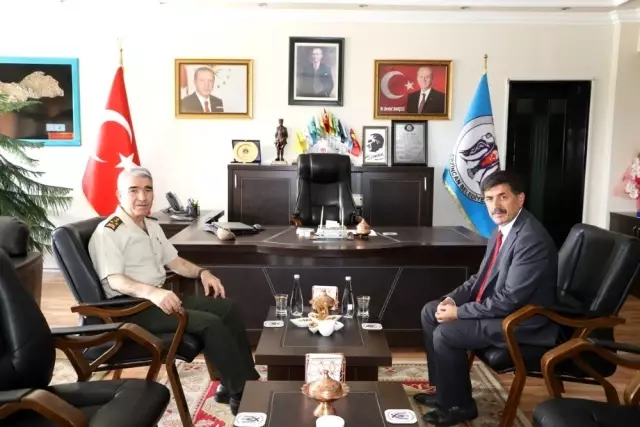 3. Ordu Komutanı Orgeneral Savaş'tan Başkan Aksun'a veda ziyareti 3. Ordu Komutanı Orgeneral Savaş'tan Başkan Aksun'a veda ziyareti