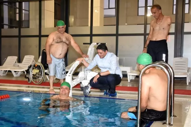 Aliağa'da engelliler için havuz lifti