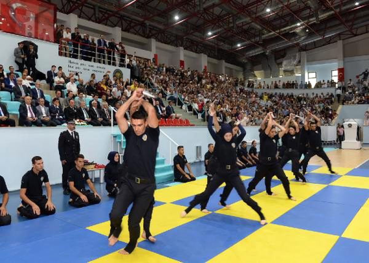 Arnavutköy Polis Okulu'ndan mezun olan 714 polis için tören düzenlendi