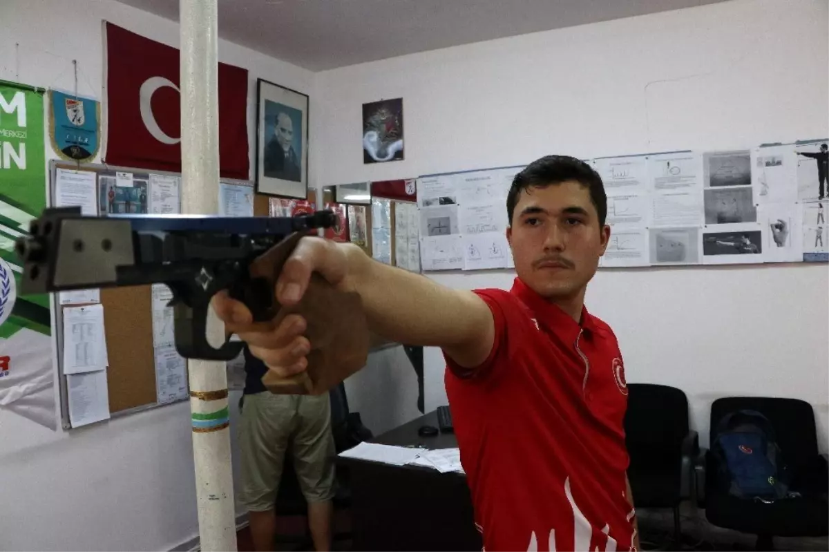 Babasının tavsiyesiyle atıcılığa başladı, şimdi rekorları alt üst ediyor