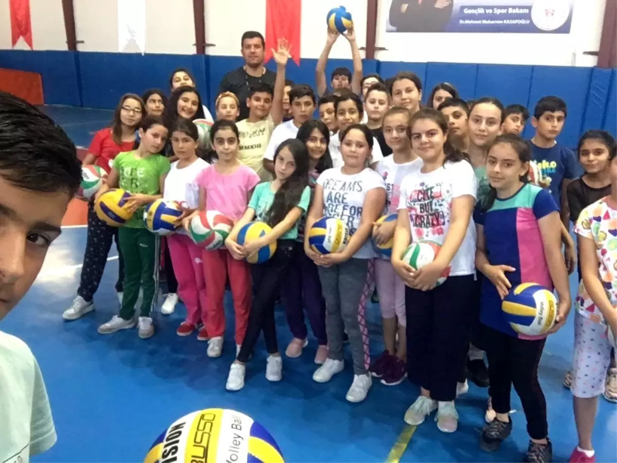 Develi'de Voleybol Coşkusu