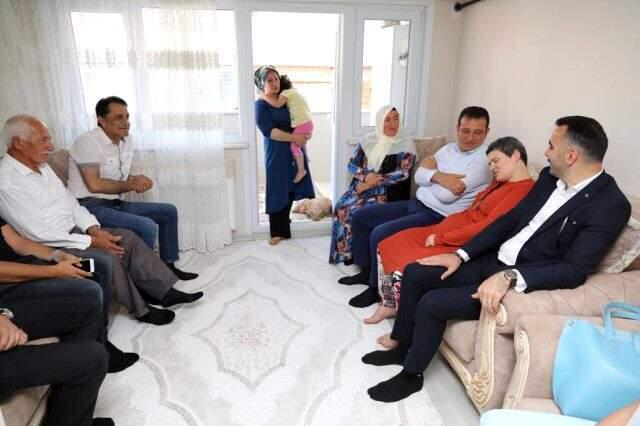 Ekrem İmamoğlu, 'Sana oy vermem' diyen teyzeyi ziyaret edince kahkaha tufanı koptu!