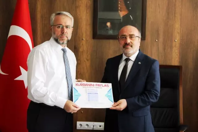 Erciyes ve Kayseri Üniversitesi Rektörlerinden Diyanet Vakfı'na Kurban Bağışı Erciyes ve Kayseri Üniversitesi Rektörlerinden Diyanet Vakfı'na Kurban Bağışı