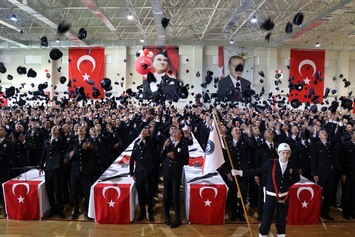 Erzincan ve Erzurum'da polis adaylarının mezuniyet heyecanı