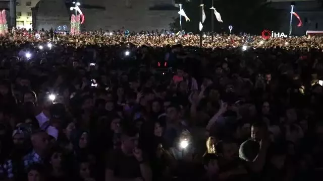'Gardaşlık Festivali' kapsamında Serdar Ortaç Sivaslılar ile buluştu 'Gardaşlık Festivali' kapsamında Serdar Ortaç Sivaslılar ile buluştu