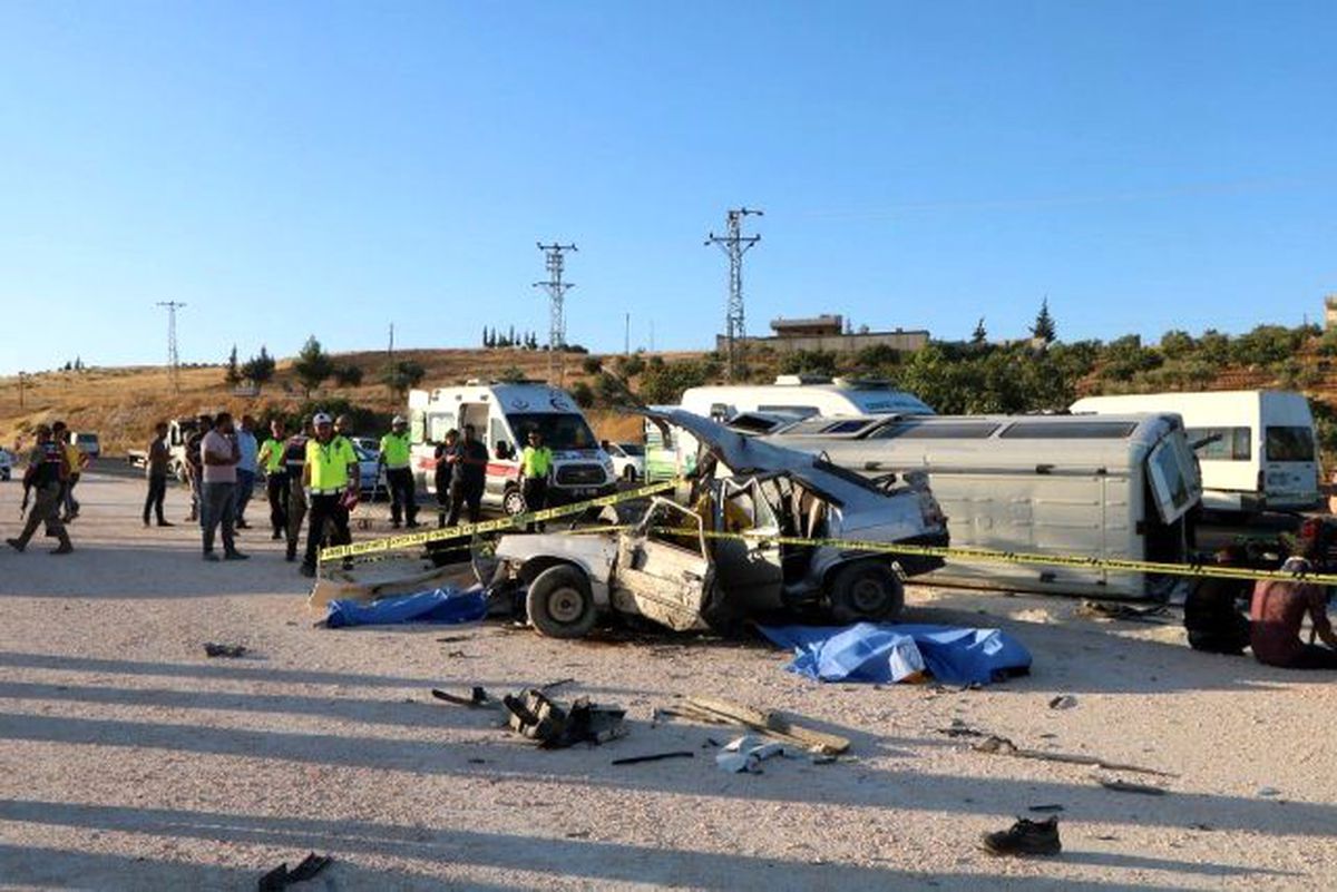 Gaziantep'te otomobil ile minibüs çarpıştı: 3 ölü, 12 yaralı