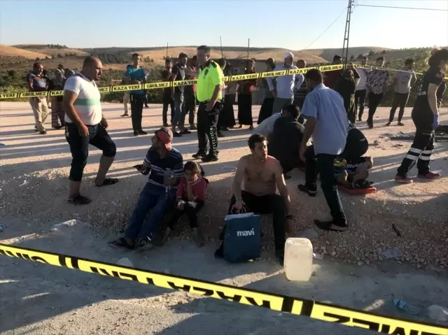 Gaziantep'te trafik kazası: 3 ölü, 12 yaralı Gaziantep'te trafik kazası: 3 ölü, 12 yaralı