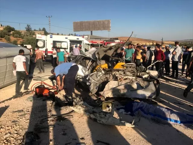 Gaziantep'te trafik kazası: 3 ölü, 12 yaralı Gaziantep'te trafik kazası: 3 ölü, 12 yaralı