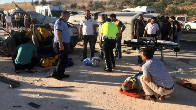 Gaziantep'te trafik kazası: 3 ölü, 12 yaralı Gaziantep'te trafik kazası: 3 ölü, 12 yaralı