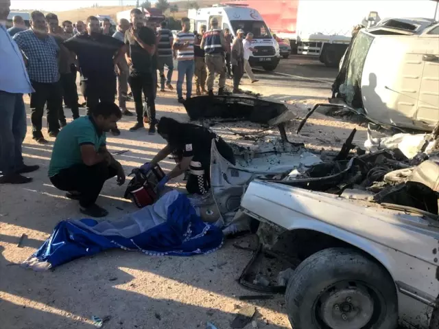 Gaziantep'te trafik kazası: 3 ölü, 12 yaralı Gaziantep'te trafik kazası: 3 ölü, 12 yaralı