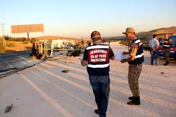 Gaziantep'te yolcu minibüsü ile otomobil çarpıştı: 3 ölü, 12 yaralı (2) - Yeniden Gaziantep'te yolcu minibüsü ile otomobil çarpıştı: 3 ölü, 12 yaralı (2) - Yeniden