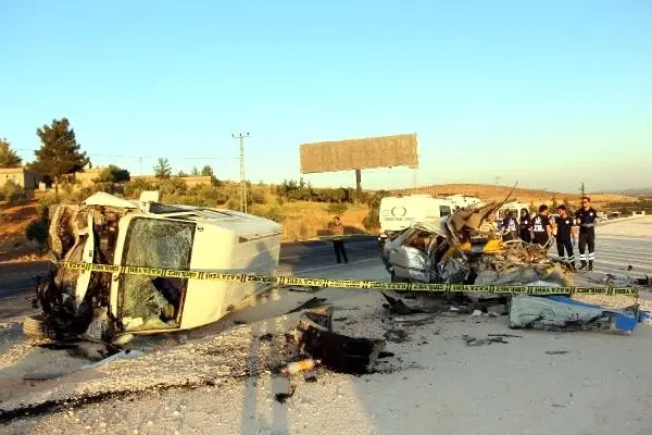 Gaziantep'te yolcu minibüsü ile otomobil çarpıştı: 3 ölü, 12 yaralı (2) - Yeniden Gaziantep'te yolcu minibüsü ile otomobil çarpıştı: 3 ölü, 12 yaralı (2) - Yeniden