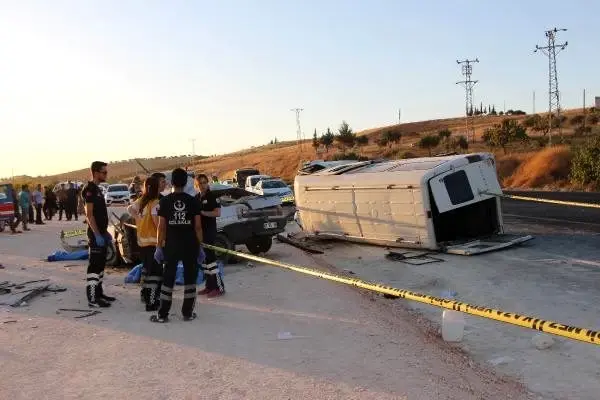Gaziantep'te yolcu minibüsü ile otomobil çarpıştı: 3 ölü, 12 yaralı (2) - Yeniden Gaziantep'te yolcu minibüsü ile otomobil çarpıştı: 3 ölü, 12 yaralı (2) - Yeniden