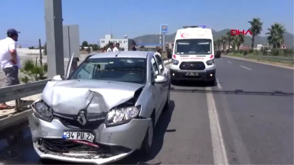 Gazipaşa'da iki otomobil çarpıştı 5 yaralı