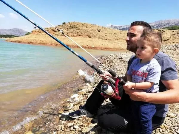 Gece uyanıp balık tutmak isteyen minik Evren'in görüntüleri gülümsetti