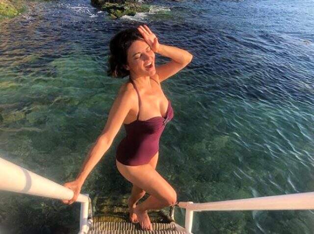 Göksel'in derin dekolteli fotoğrafını takipçileri iltifat yağdırdı!
