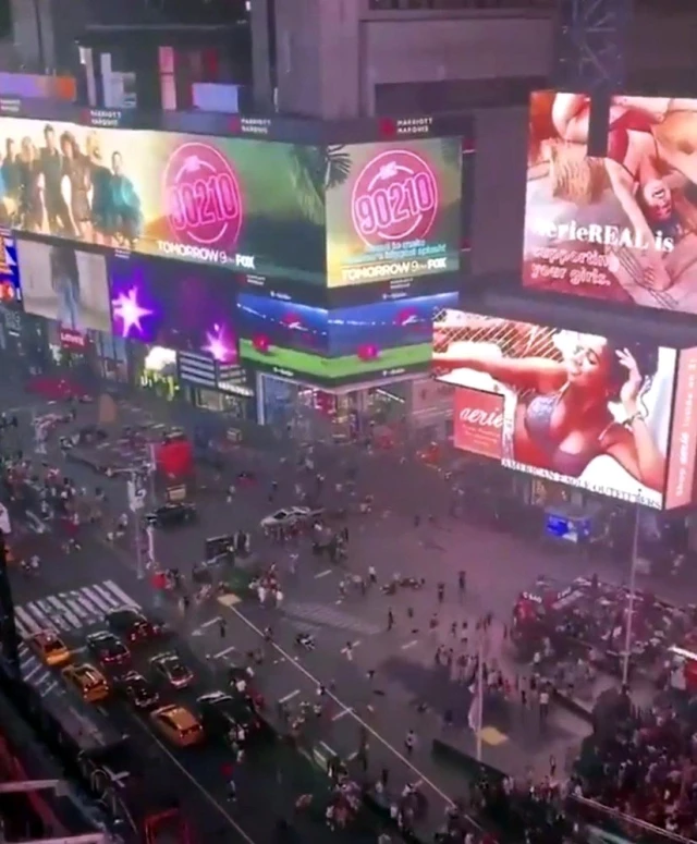 New York'un kalbi Times Meydanı'nda korku dolu anlar