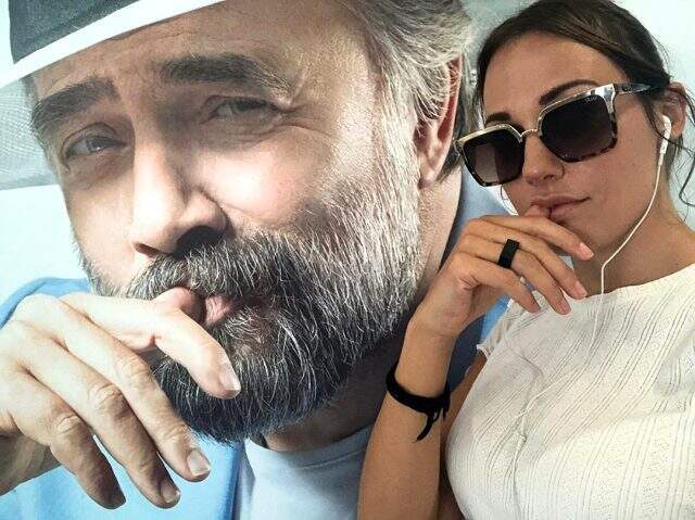 Oktay Kaynarca, posterleri önünde poz veren Meryem Uzerli'nin fotoğraflarını paylaştı