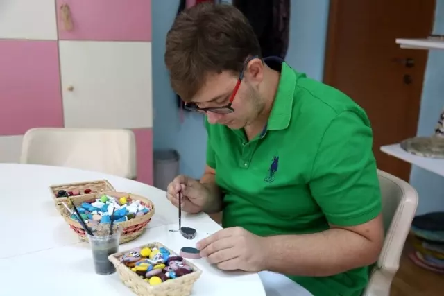 Otizmli çocuğu ESER'de eğitim gören Deniz Kara; 'Aileler engelli çocuklarını topluma... Otizmli çocuğu ESER'de eğitim gören Deniz Kara; 'Aileler engelli çocuklarını topluma...