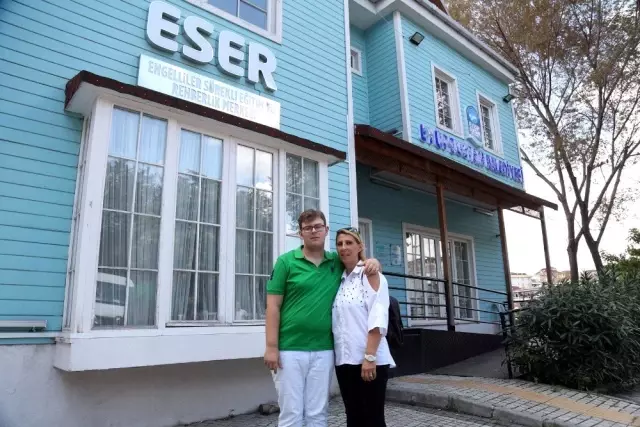 Otizmli çocuğu ESER'de eğitim gören Deniz Kara; 'Aileler engelli çocuklarını topluma... Otizmli çocuğu ESER'de eğitim gören Deniz Kara; 'Aileler engelli çocuklarını topluma...