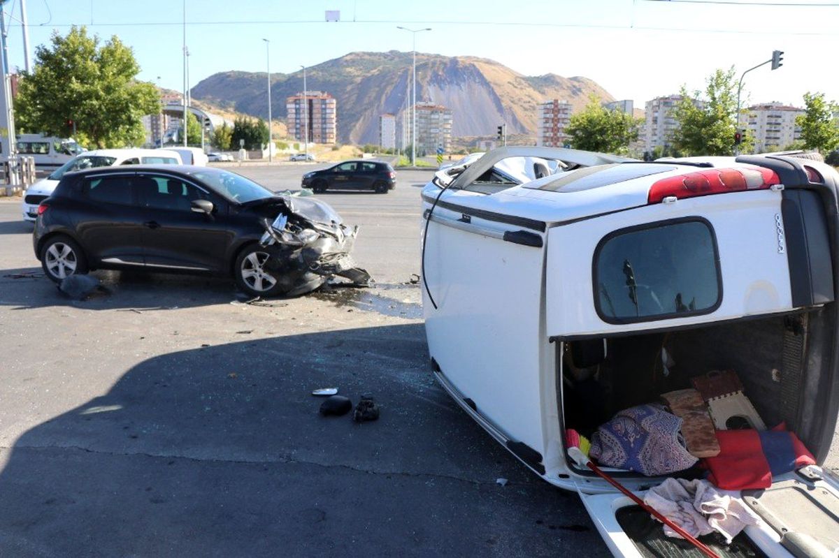 Otomobil ile çarpışan kamyonet yan yattı: 4 yaralı
