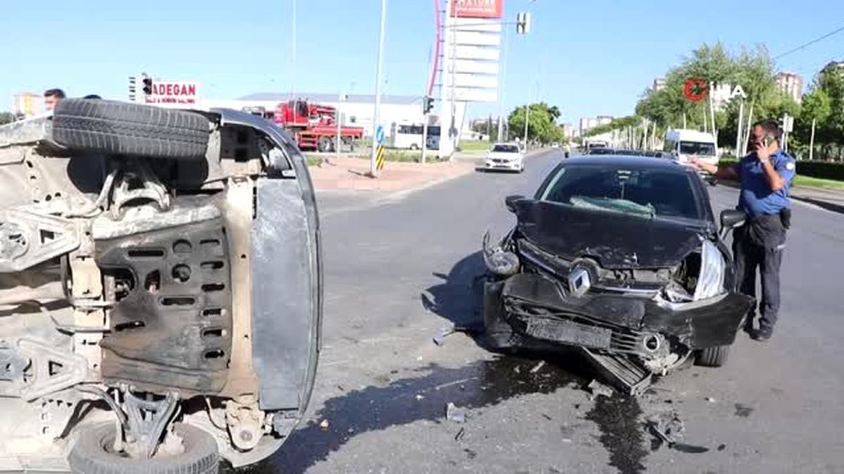 Otomobil ile çarpışan kamyonet yan yattı: 4 yaralı