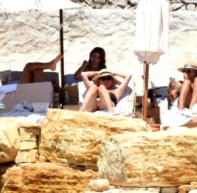 Oyuncu Demet Akbağ, siyah bikinisiyle görüntülendi