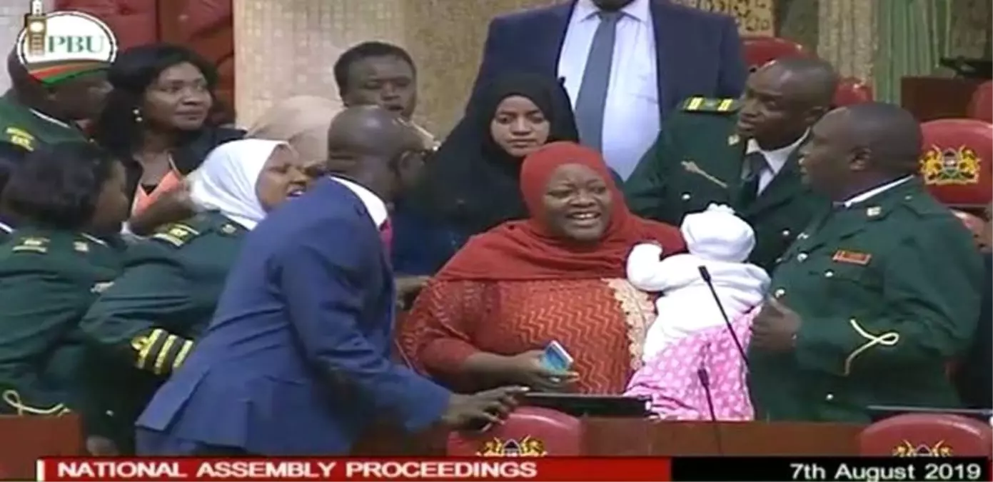 Parlamentoya bebeğiyle gelen milletvekili dışarı çıkarıldı