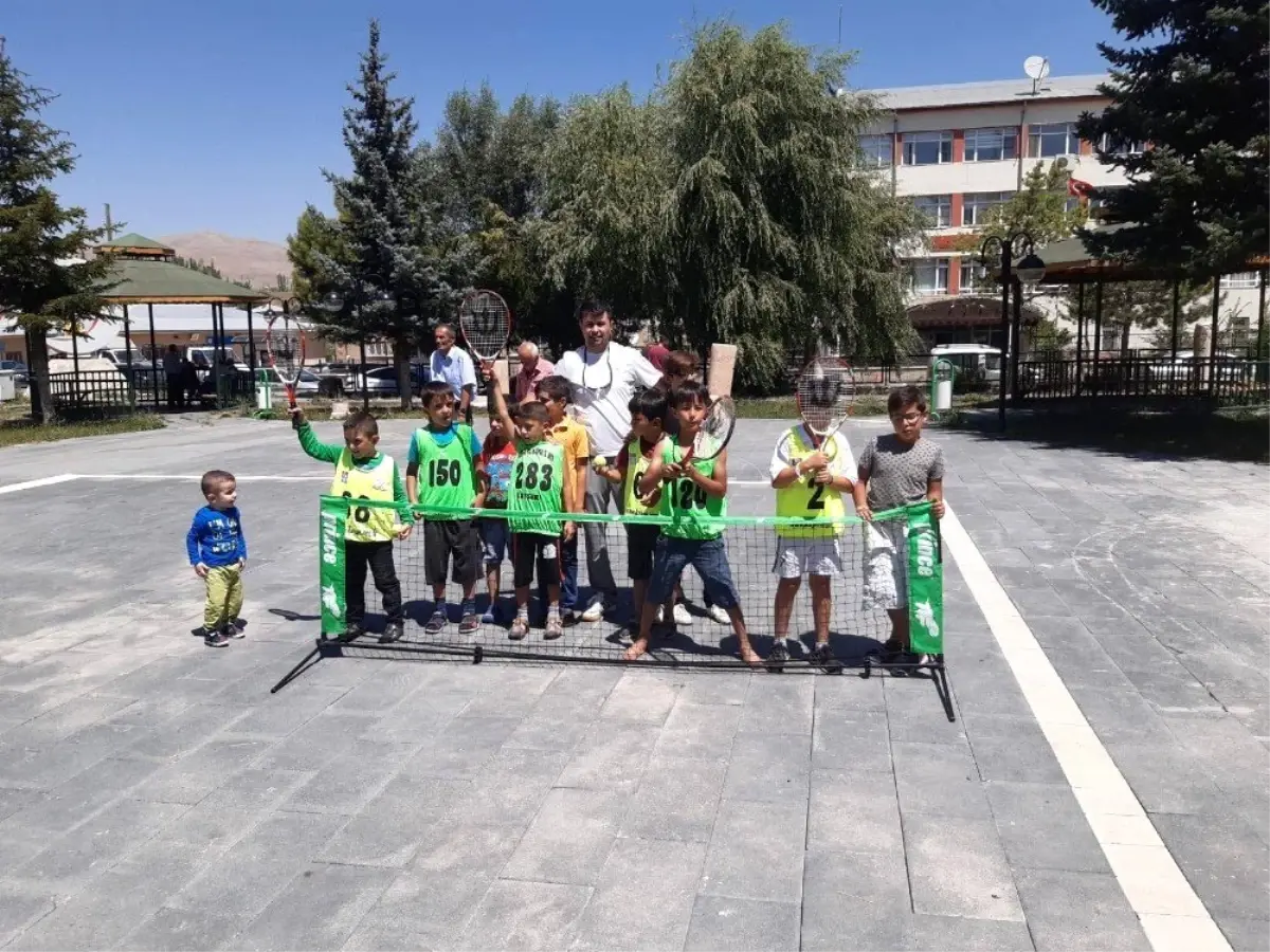 Sarızlı çocuklar tenisi çok sevdi