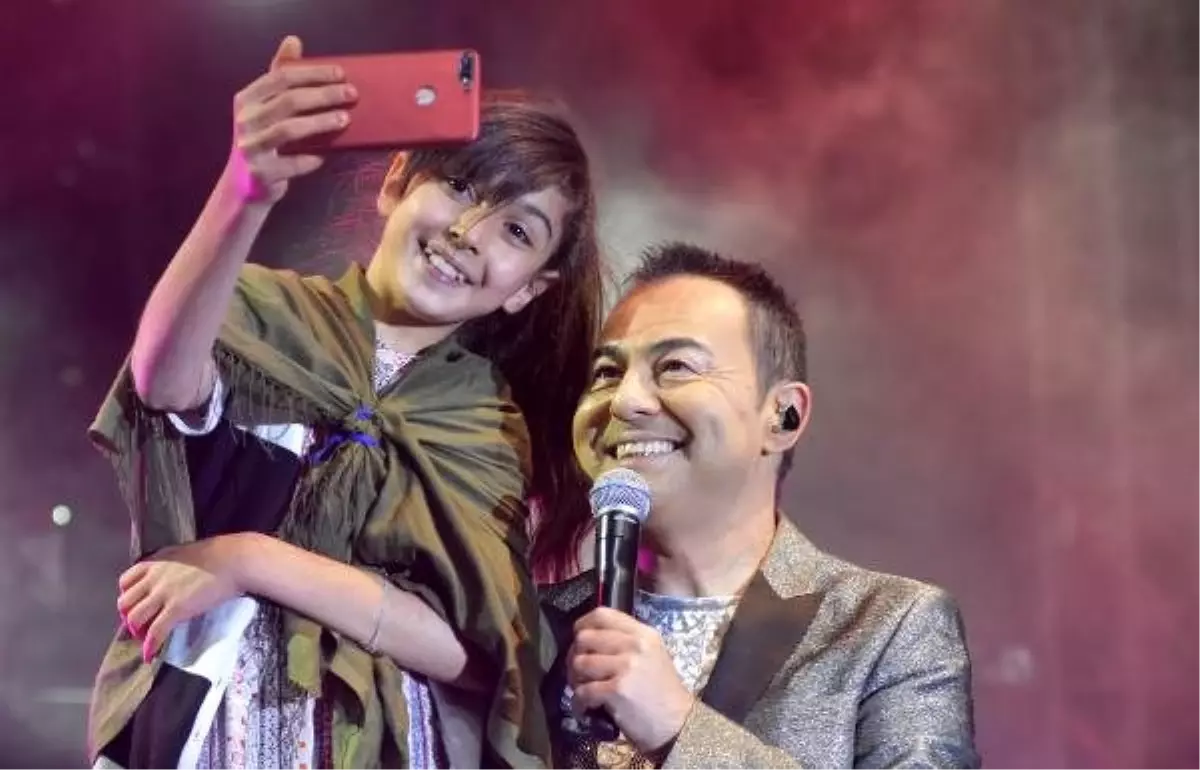 Serdar Ortaç, Sivas'ta hayranlarıyla buluştu