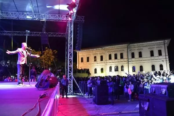 Serdar Ortaç, Sivas'ta hayranlarıyla buluştu Serdar Ortaç, Sivas'ta hayranlarıyla buluştu