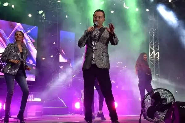 Serdar Ortaç, Sivas'ta hayranlarıyla buluştu Serdar Ortaç, Sivas'ta hayranlarıyla buluştu