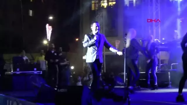 SİVAS'ta Serdar Ortaç, hayranlarıyla buluştu SİVAS'ta Serdar Ortaç, hayranlarıyla buluştu