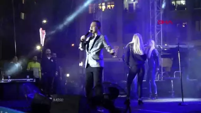 SİVAS'ta Serdar Ortaç, hayranlarıyla buluştu SİVAS'ta Serdar Ortaç, hayranlarıyla buluştu