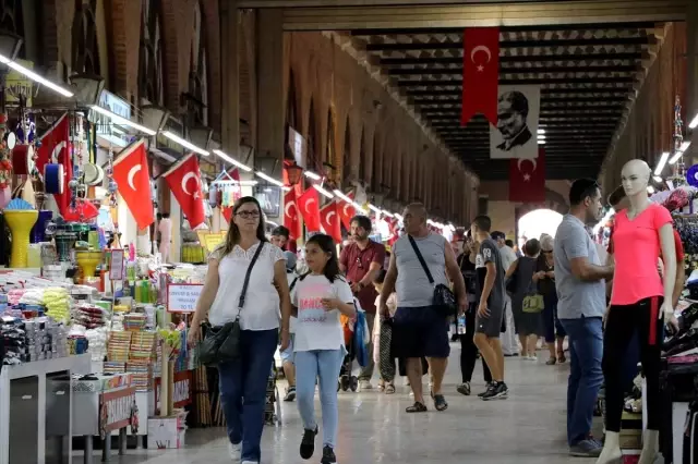 Tarihi çarşılarda bayram hareketliliği
