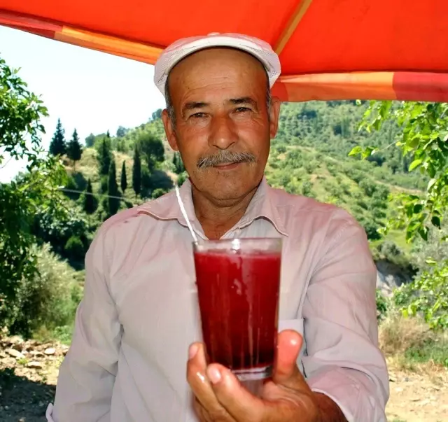 Zirveden getirdiği doğal karı, 30 yıldır lezzet şölenine dönüştürüyor Zirveden getirdiği doğal karı, 30 yıldır lezzet şölenine dönüştürüyor