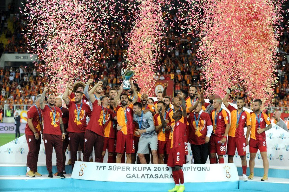 2019 TFF Süper Kupa'nın Şampiyonu Galatasaray kupayı kaldırdı