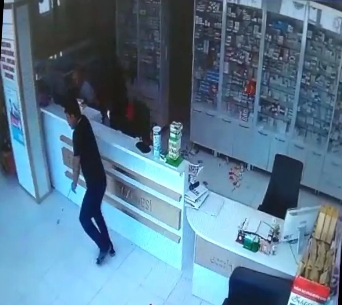 Afyonkarahisar'da deprem anı güvenlik kameralarında