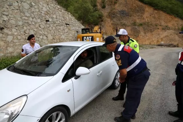Artvin'de Kurban Bayramı öncesi trafik uygulaması yapıldı Artvin'de Kurban Bayramı öncesi trafik uygulaması yapıldı