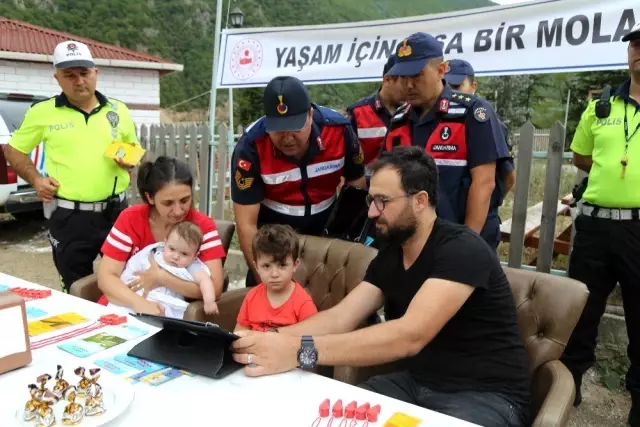 Artvin'de Kurban Bayramı öncesi trafik uygulaması yapıldı Artvin'de Kurban Bayramı öncesi trafik uygulaması yapıldı