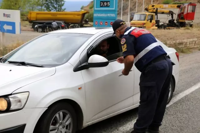 Artvin'de Kurban Bayramı öncesi trafik uygulaması yapıldı Artvin'de Kurban Bayramı öncesi trafik uygulaması yapıldı