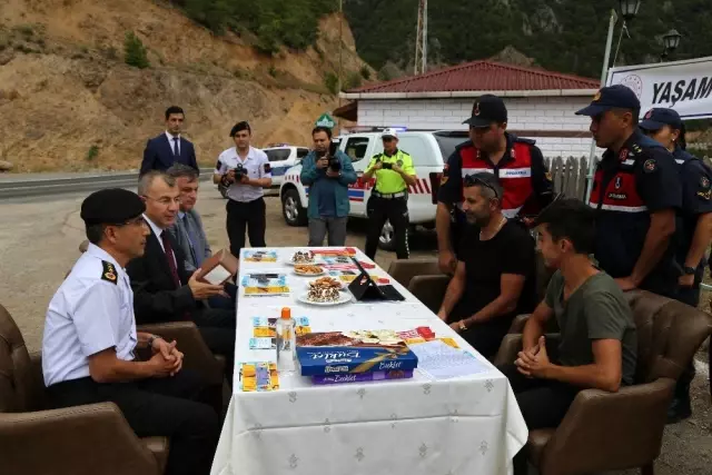 Artvin'de Kurban Bayramı öncesi trafik uygulaması yapıldı Artvin'de Kurban Bayramı öncesi trafik uygulaması yapıldı