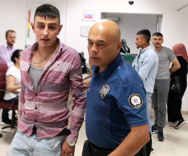 Babasını dövüp, 'Senin gibi babanın var ya' diye sitem etti