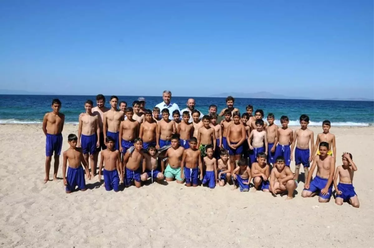 Başkan Elbi'den genç futbolculara ziyaret