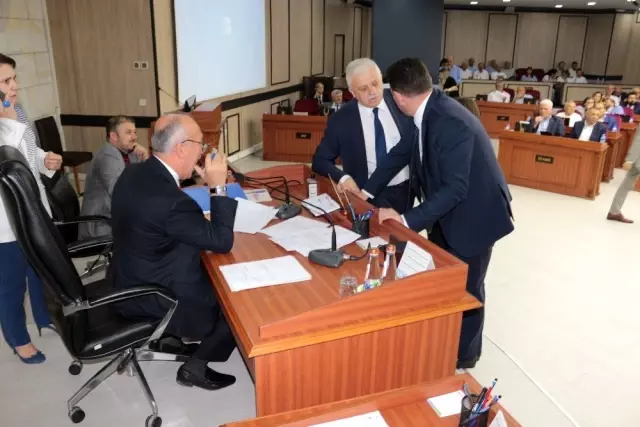 Belediye meclisi toplantısında yer krizi