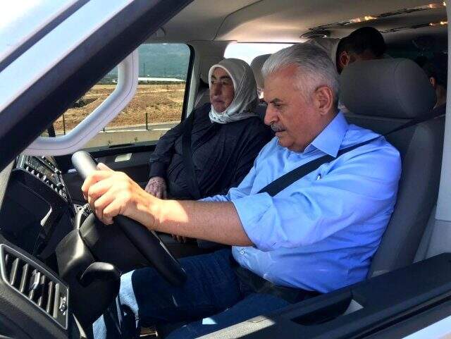 Binali Yıldırım, İstanbul-İzmir Otoyolu'nda direksiyona geçti