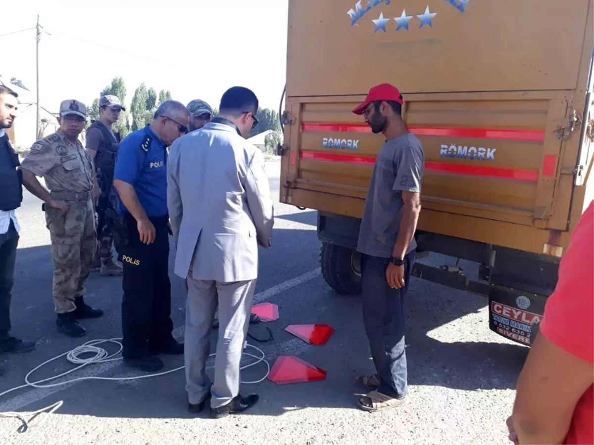 Bulanık'ta traktör römorklarına reflektör takıldı