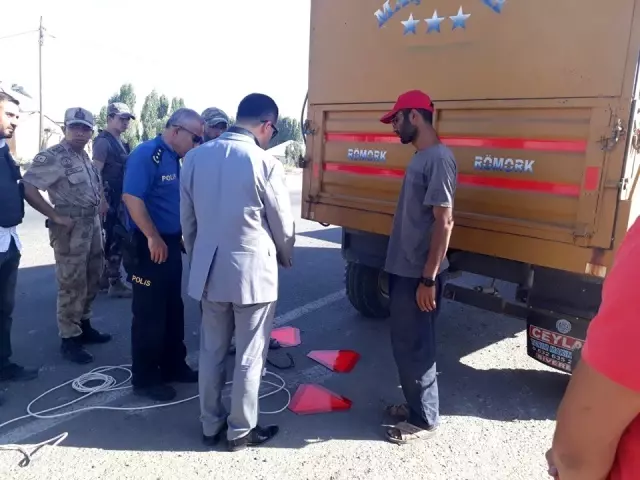 Bulanık'ta traktör römorklarına reflektör takıldı