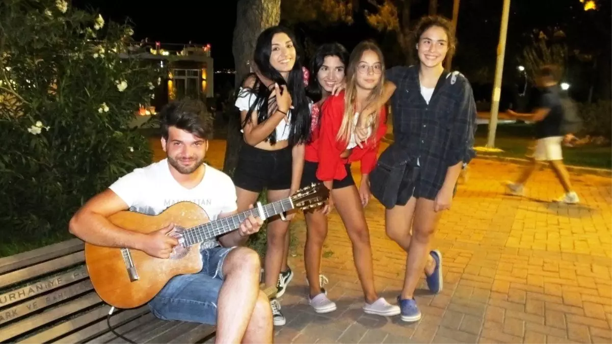 Burhaniye'de sokak müzisyeni ilgi gördü