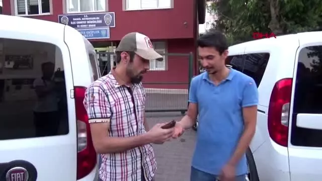 Bursa Suriyeli Genc Yolda Buldugu Para Dolu Cuzdani Sahibine Teslim Etti Haber